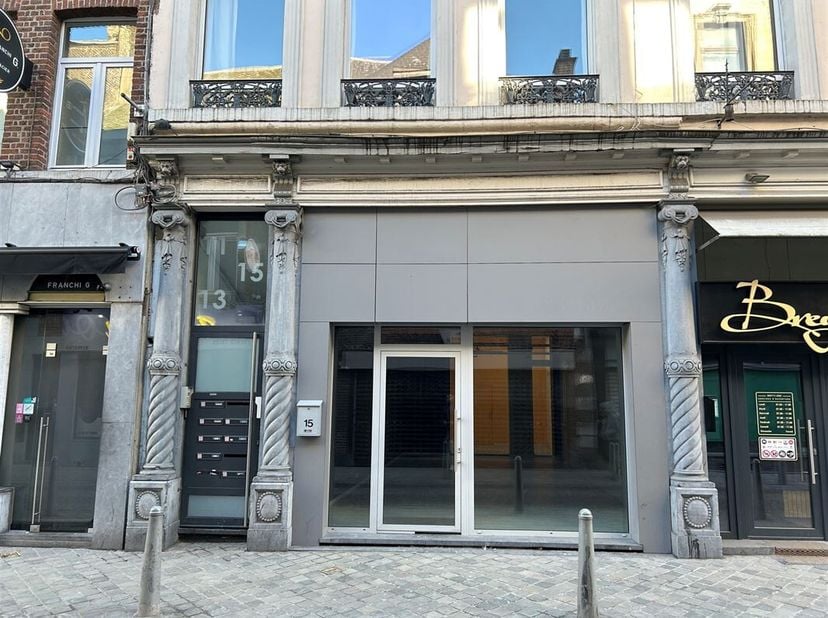 OPTION !! Au pied de la rue Saint-Gilles, à proximité directe du centre, rez-de-chaussée commercial d&#039;une superficie de 60 m² au sol (+ 23 m² de réser