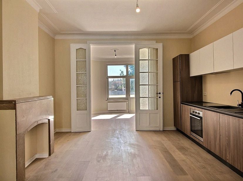 Quartier Vanderkindere/Coghen, non loin de lAltitude 100, dans un petit immeuble avec peu de charges, au 2ème étage, bel appartement en excellent état