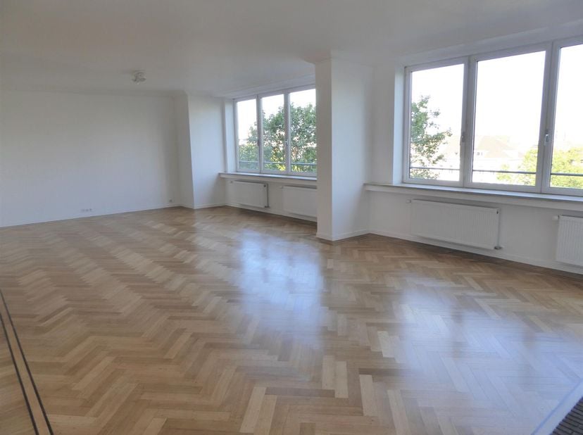 Idéalement situé proche de la Place Louise, au 7ème étage d&#039;un immeuble de standing, cet appartement de +/- 140m² se compose: d&#039;un vaste hall dentrée,
