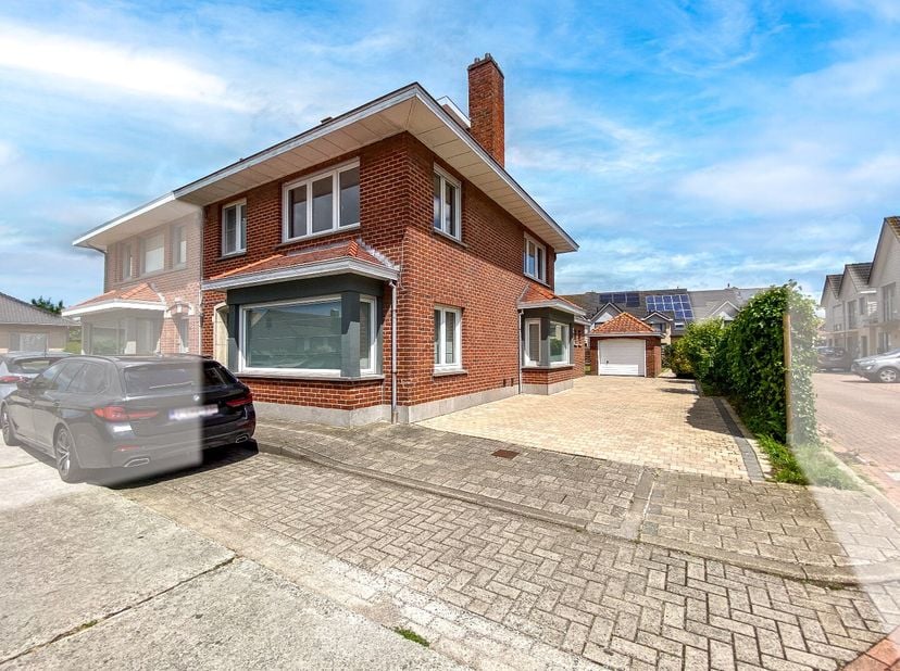 KIJKDAG ZATERDAG 12/07 VAN 10U TOT 12U &amp; VAN 14U TOT 15U! (graag vooraf inschrijven) Aantrekkelijke halfopen bebouwing met 3 slaapkamers, garage en zo