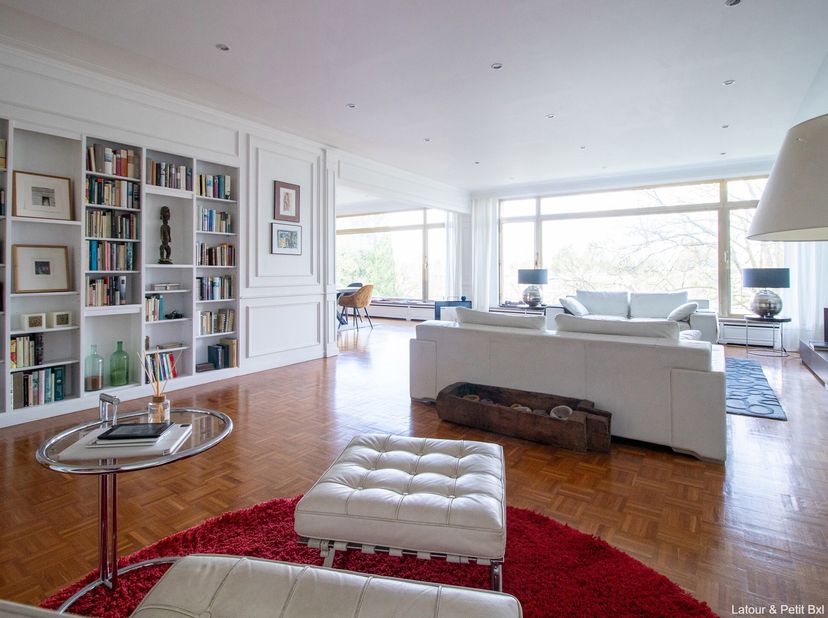 BRUXELLES, à proximité du bois de la Cambre, de l&#039;ULB et des transports en commun. Spacieux APPARTEMENT (3ch/3sdb) de ±240m² bénéficiant de magnifique