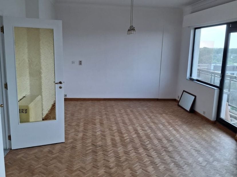 Locatie: Sint-Martinusplein, 3600 Genk&lt;br /&gt;
 Huurprijs: €1.150 / maand&lt;br /&gt;
 Verdieping: 7de verdieping met lift&lt;br /&gt;
 Aantal slaapkamers: 3&lt;br /&gt;