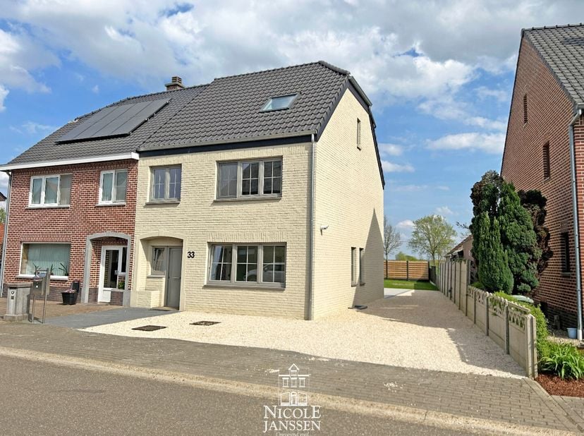 Deze recent gerenoveerde halfopen woning biedt hedendaags comfort met karakter. Binnen vind je een lichtrijke leefruimte, een open keuken, twee slaapk