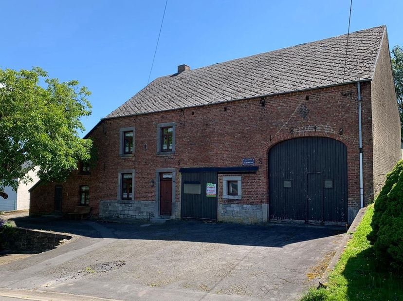 Charmante bâtisse sise au calme, au cur du village de Froidfontaine.&lt;br /&gt;
Cette ancienne fermette se compose dun corps de logis et de différentes dép