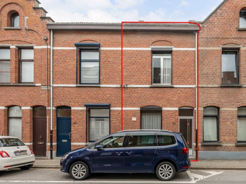 KORTE INLEIDING&lt;br /&gt;
Kom binnen in dit pand met alle potentieel om er een fijne starterswoning of opbrengsteigendom van te maken. Binnen de 105 vierk