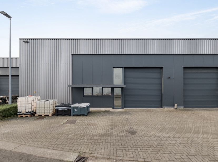 Op een absolute toplocatie, vlakbij de N16, centraal gelegen tussen Bornem en Puurs en dichtbij alle nodige faciliteiten, bieden wij deze KMO-unit aan