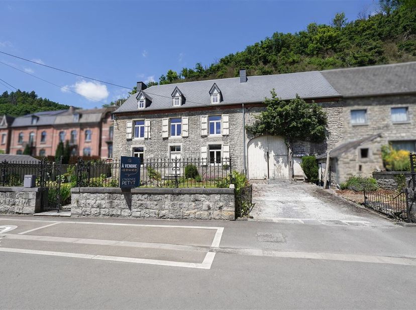 À Hastière, à quelques minutes de Dinant et de la frontière française, cette ancienne ferme en pierre du pays, érigée vers 1850, a traversé les époque
