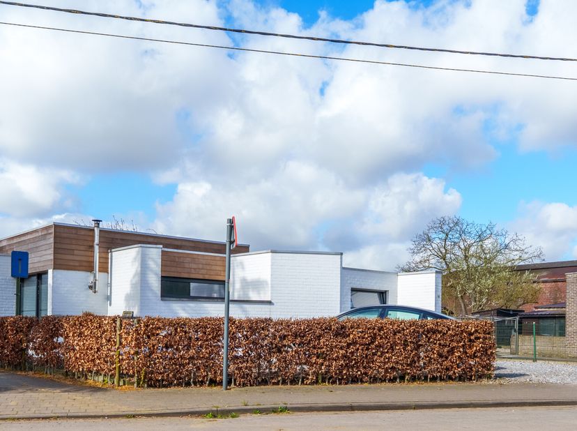 Villa moderne de plain-pied à Cayennestraat 18 à vendre sur un terrain de 546m²! La maison dispose d&#039;un jardin orienté sud-ouest avec piscine chauffée