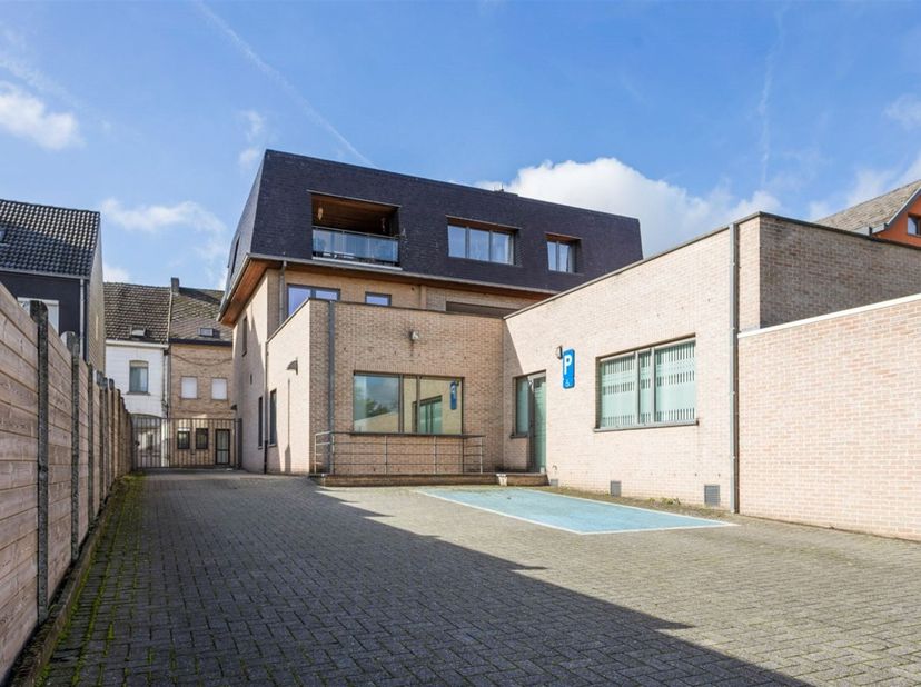 Instapklare kantoor of praktijkruimte met veel mogelijkheden met een ruime opp. (422 m²) en een PRIVE PARKING (12 plaatsen) makkelijk gelegen tussen A