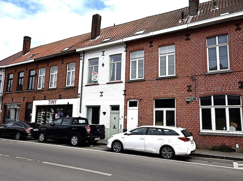 Deze charmante rijwoning met subliem uitzicht aan de Brugse Reien is gelegen vlakbij de ring en op wandelafstand van De Vesten en de binnenstad. Hier