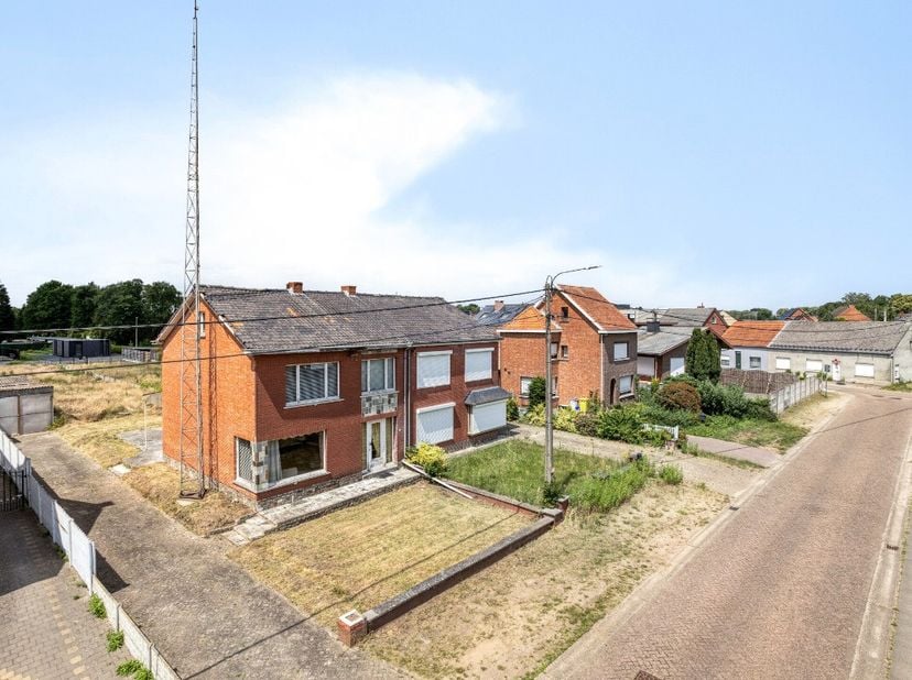 Veerle  centraal gelegen woning te koop met veel potentieel Deze halfopen woning is gelegen in een rustige straat in Veerle, een deelgemeente van Laak