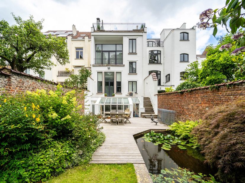 Dans le quartier Molière, bel hôtel de maître datant de 1913 et rénové en 2014, d&#039;une superficie brute de ± 544 m² sis sur un terrain de ± 4 ares 5 av
