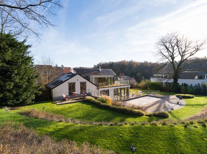 AUDERGHEM, close to the Forêt de Soignes, magnificent VILLA with 4 facades completely renovated in 2015 (5bed/4bath/1bur/1family room) - EPB B - built