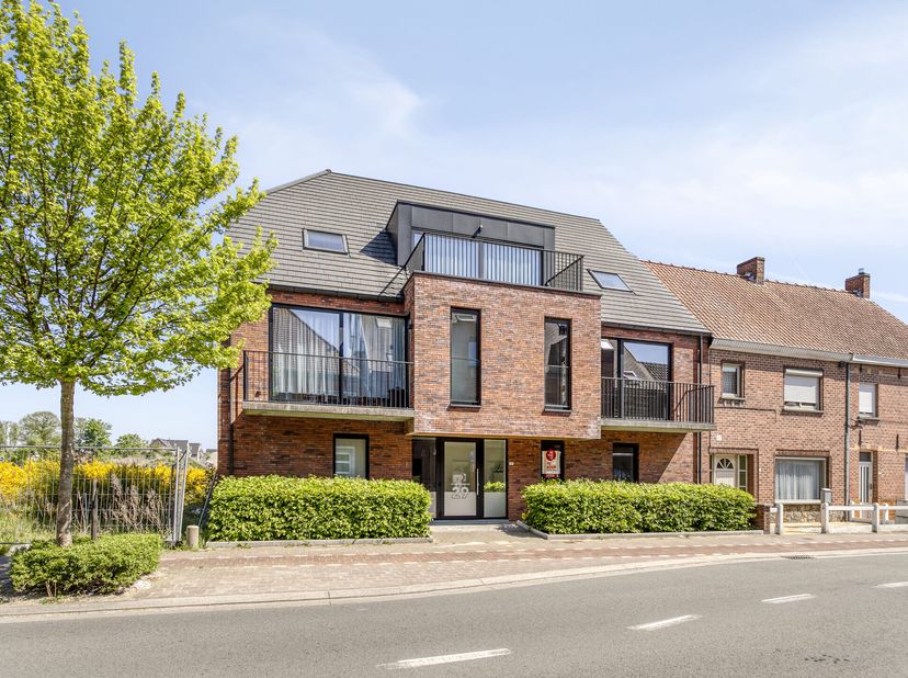 Bienvenue dans cet appartement récemment construit (2019), un lieu où le confort moderne rencontre une atmosphère chaleureuse. &lt;br /&gt;
En entrant, vous