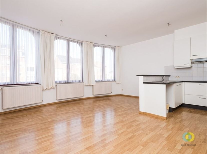 **IN OPTIE** Dit charmante 2-slaapkamerappartement biedt rust, comfort en een topligging. Gelegen in een kleinschalig, goed onderhouden gebouw zonder