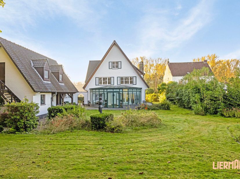 Bent u op zoek naar een ruime woning met charme, landelijke ligging en veel potentieel ? Dan is deze villa uit 1960 met mooie tuin en apart -polyvalen