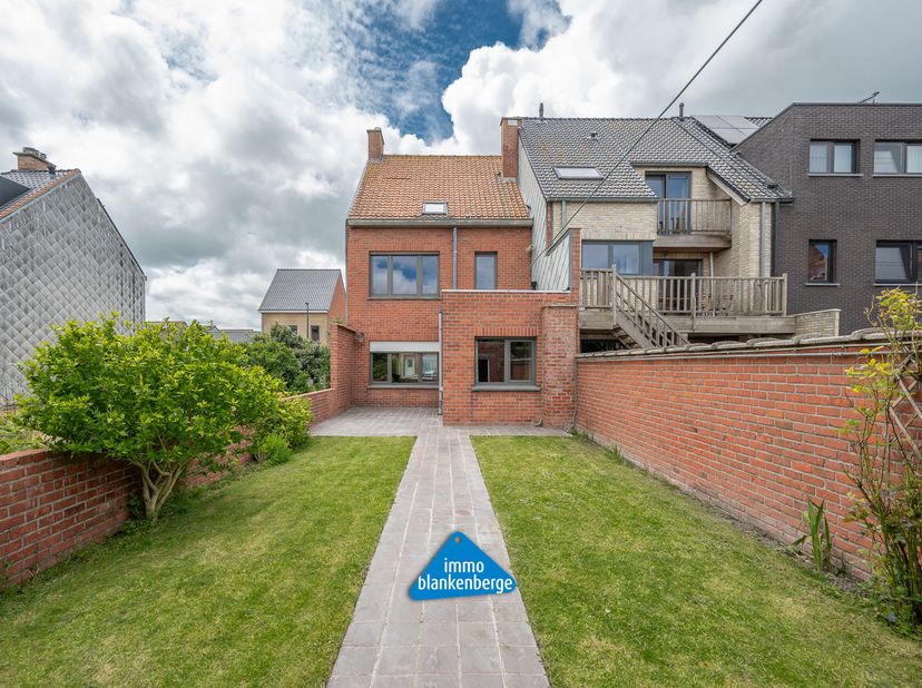 In een doodlopende straat in Uitkerke, dicht bij winkels en met vlotte verbindingen, vind je deze ruime en lichtrijke stadswoning. Met vijf slaapkamer