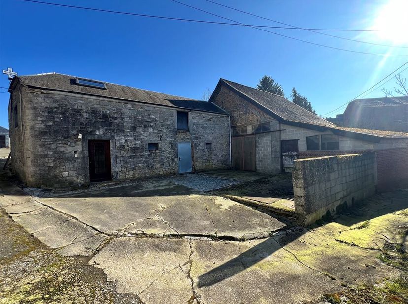 MCA Immobilier vous propose à la vente un petit studio annexé par une ancienne étable et dépendances dans le village de Bonsin dans la commune de Somm