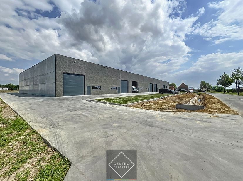 Benaderende bruto-AFMETINGEN: &lt;br /&gt;
Magazijn: b: 12m x d: 18m  (216 m²)&lt;br /&gt;
3 private parkeerplaatsen: 6m x 2,5 m&lt;br /&gt;
Ook andere oppervlaktes te