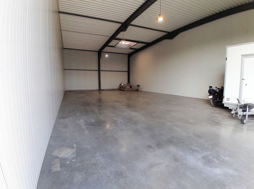 UNIT (NUMMER 1) VAN 200M² GELEGEN OP HET IQ-PARK TE LANKLAAR.&lt;br /&gt;
KENMERKEN&lt;br /&gt;
- vrije hoogte: 6meter.&lt;br /&gt;
- Sectionaal poort 4m x 4,5m.&lt;br /&gt;