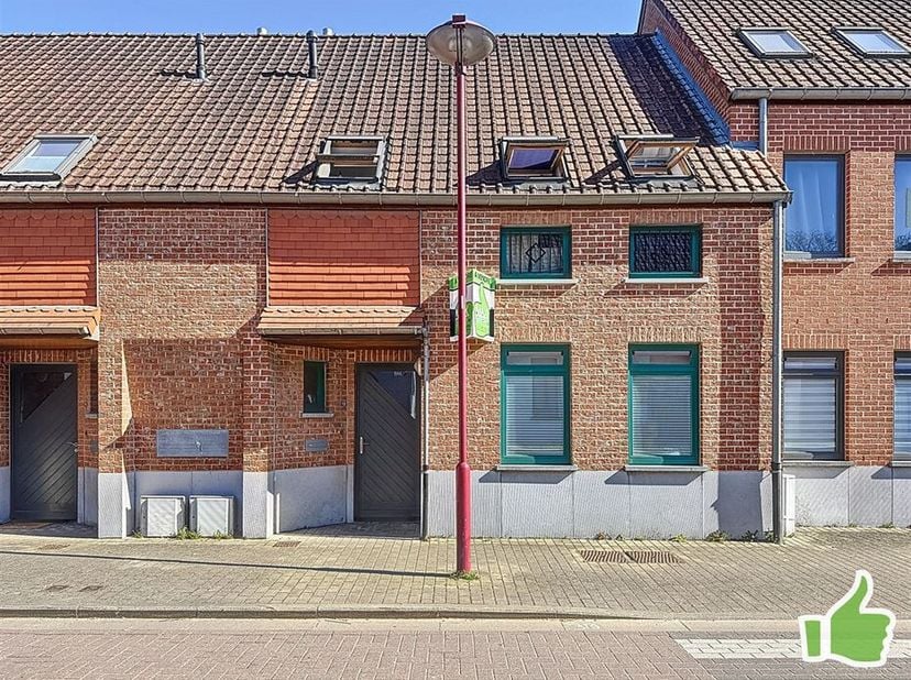 Située dans le secteur prisé d&#039;Estaimpuis, à deux pas de l&#039;école et commerces, cette belle maison 3 chambres vous offre :&lt;br /&gt;
Au RDC : Hall d&#039;entrée
