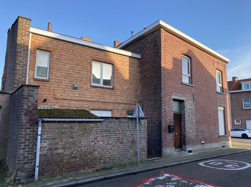Maison à rafraîchir, idéalement située à proximité du centre de Herent.&lt;br /&gt;
Rez-de-chaussée : Hall d&#039;entrée, WC, cuisine, buanderie avec accès vers