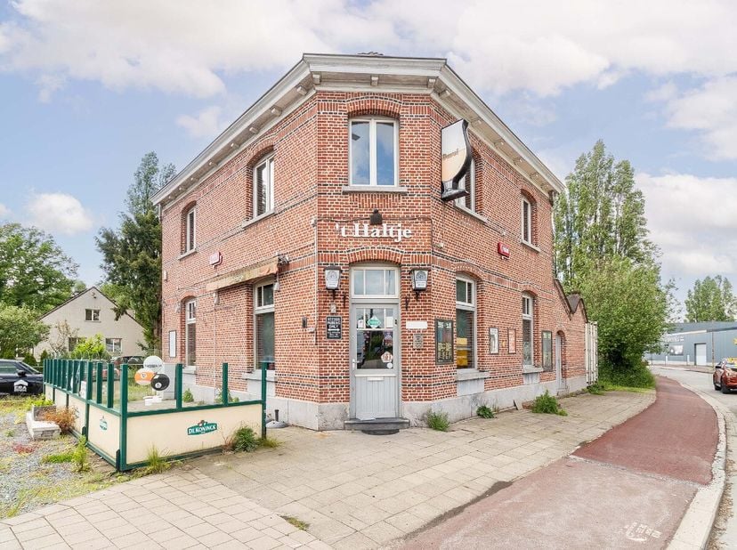 Op zoek naar de perfecte combinatie van wonen en werken? Dit vrijstaande handelspand met woonst biedt een uitzonderlijke kans voor ondernemers die op