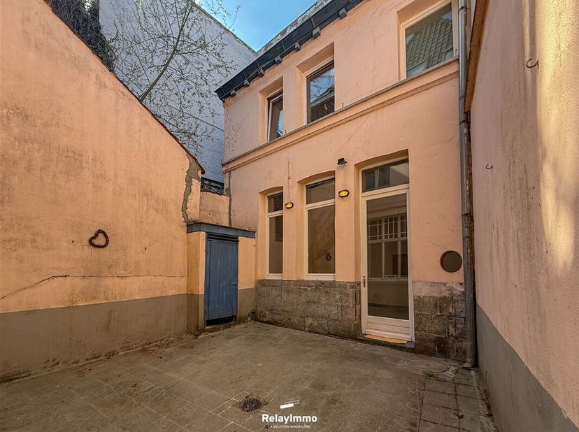 Schitterend, rustig appartement in het centrum van Doornik!&lt;br /&gt;
Bestaande uit:&lt;br /&gt;
Ruime, lichte woonkamer met open keuken voorzien van oven, elek