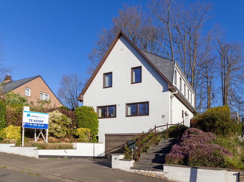Dans lun des quartiers les plus prisés dEverberg, au cur dune rue paisible dArmendaal, cette superbe maison 4 façades soigneusement entretenue vous sé