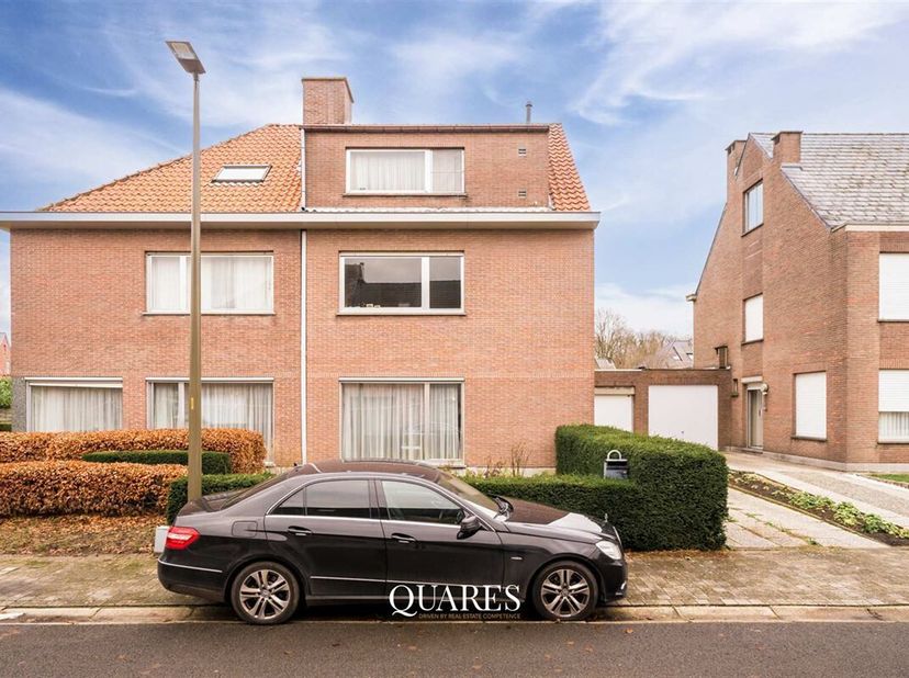 Sur le terrain se trouve une maison exceptionnelle à rafraîchir, où au rez-de-chaussée l&#039;espace est utilisé avec un hall d&#039;entrée accueillant, un espa