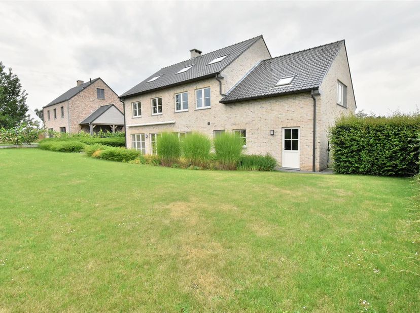 Moderne villa gelegen op een terrein van 10are92ca in de wijk Ten Trappen te Hoeilaart.&lt;br /&gt;
De woning heeft een bewoonbare oppervlakte van +/-463m²