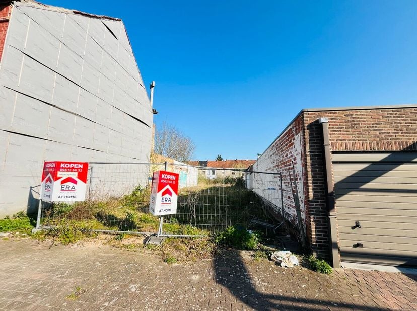 Projectgrond op TOPLOCATIE te MenenOppervlakte : 741m²Vergunning bekomen voor 5 garages, 5 staanplaatsen en 3 appartementen. (zie bijlage)Zeer mooie l