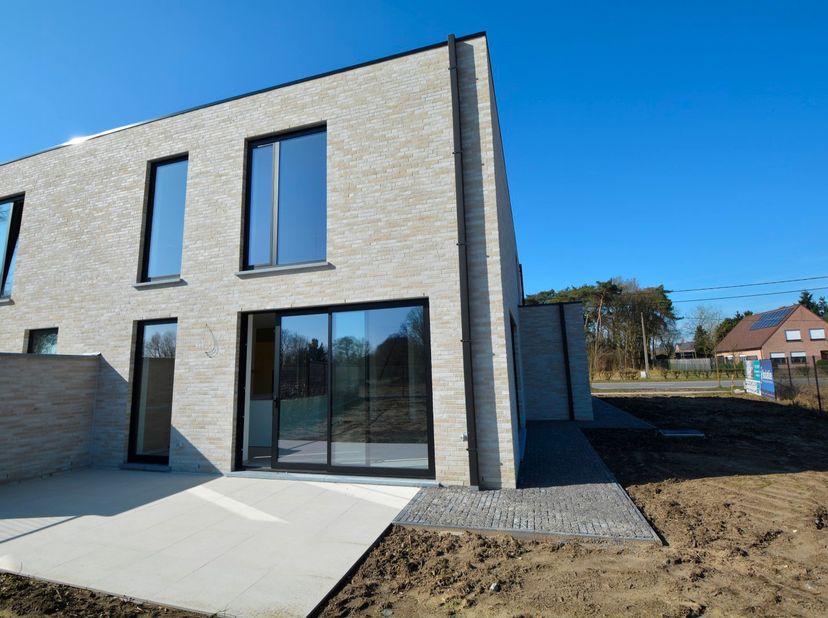 Splinternieuwe H.O.B.  (BEN woning = Bijna Energie Neutraal) met 3 slaapkamers, 2 badkamers, garage en tuin op een zuid gericht perceel van 466 m² en