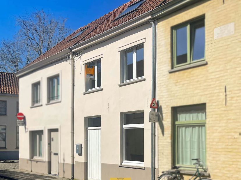 Deze kleine stadswoning is volledig gerenoveerd en uitstekend gelegen tussen het station en &#039;t Zand. De woning beschikt over een lichtrijke living met