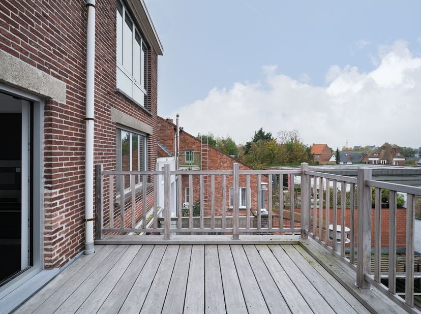Dit instapklare, recent gerenoveerde duplex-appartement bevindt zich in de Guido Gezellelaan te Deinze, en biedt een unieke combinatie van ruimte, com