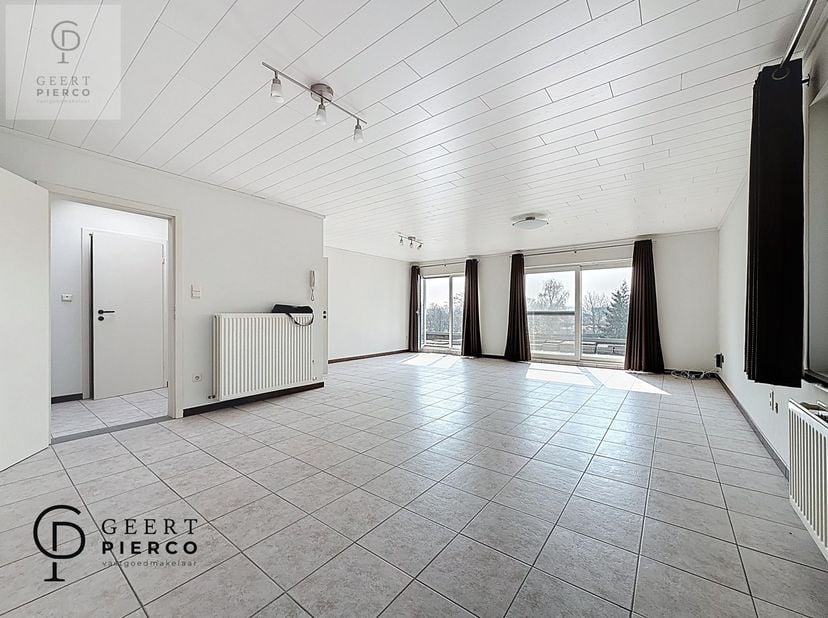 Dit ruim appartement gelegen boven een handelszaak moet je zeker gezien hebben.&lt;br /&gt;
De zee van ruimte die je hier gaat ontdekken is ongezien. &lt;br /&gt;