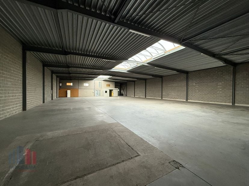 Uitstekend gelegen gerenoveerd magazijn met kantoren van 814 m² te huur, op slechts 400 meter van de Steenweg Deinze, met een directe aansluiting op d