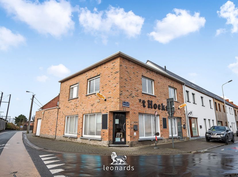 Uniek hoekhandelspand met instapklare woonst op toplocatie in Waregem!Welkom in dit uitzonderlijke hoekhandelspand, strategisch gelegen op een commerc