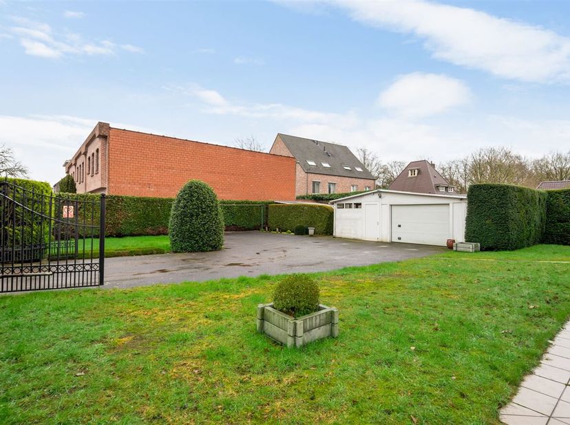 Bouwgrond geschikt voor een gesloten bebouwing gelegen nabij het bruisende centrum van Schilde&lt;br /&gt;
Ligging: Gelegen nabij de grens van Schilde en Wi