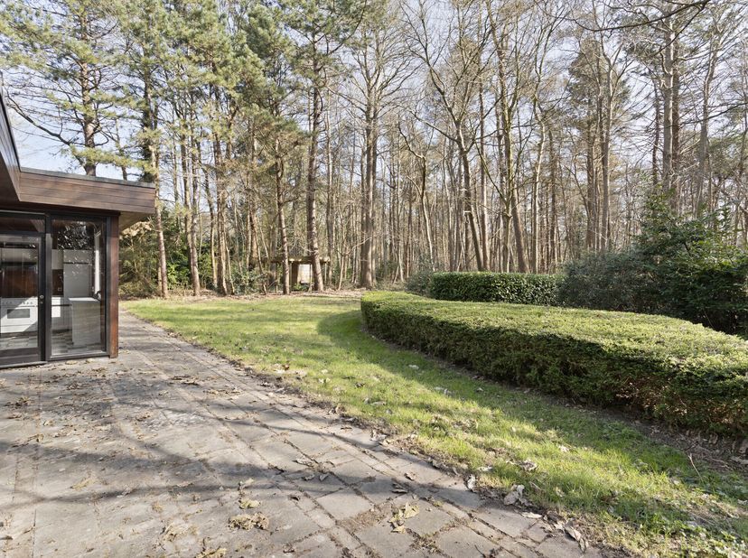 À la séparation entre Varsenare et Jabbeke, vous trouverez cette propriété exceptionnelle. Le site spacieux d&#039;environ 8 615 m² est situé dans un quart