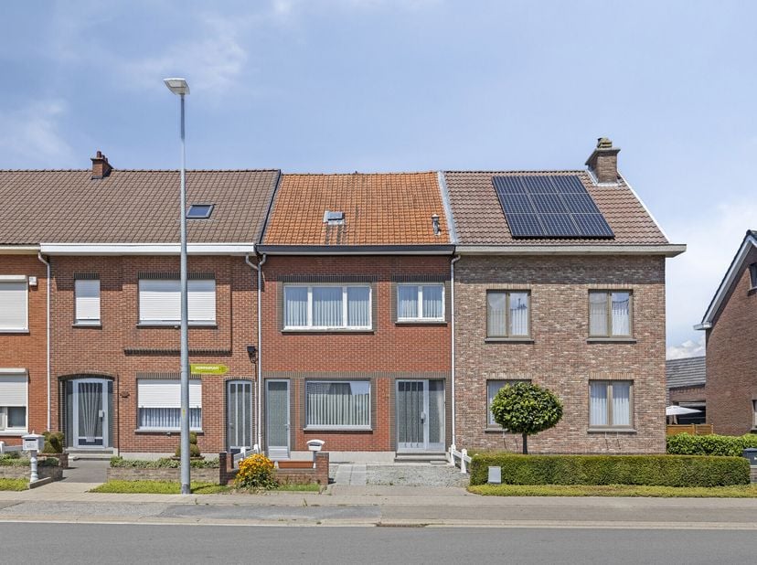 Cette maison est située dans le centre de Kruibeke dans la Molenstraat 111, donc facilement accessible et proche du centre et de tous les commerces, é
