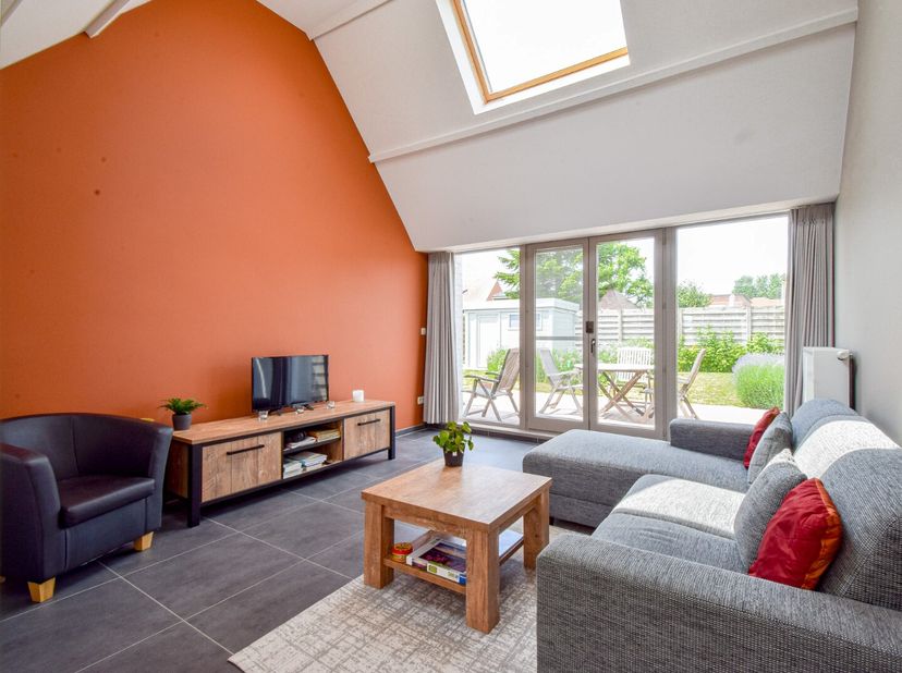 Op zoek naar een instapklare en verzorgde woning waar u zich meteen thuis voelt? Deze volledig gerenoveerde rijwoning, combineert charme met modern wo