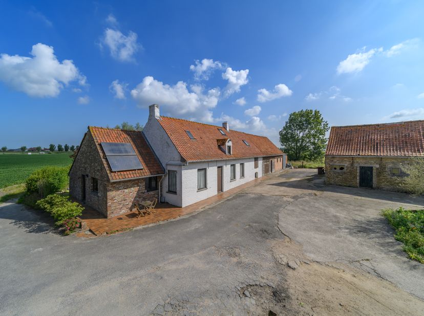 Propriété rurale située dans un endroit très calme dans le Zwaantje à Wulveringem (Furnes). Cette ferme est située sur 7 000 m² et possède une maison