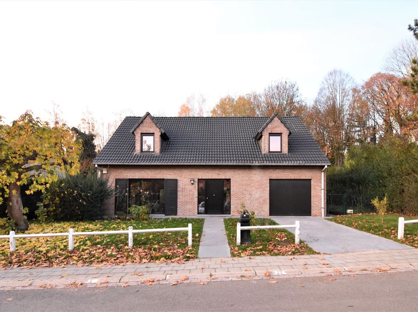 Dans le quartier de l&#039;Espinette Centrale dans une situation calme et centrale (proche du Parvis) belle villa développant une surface de ± 195 m². Elle
