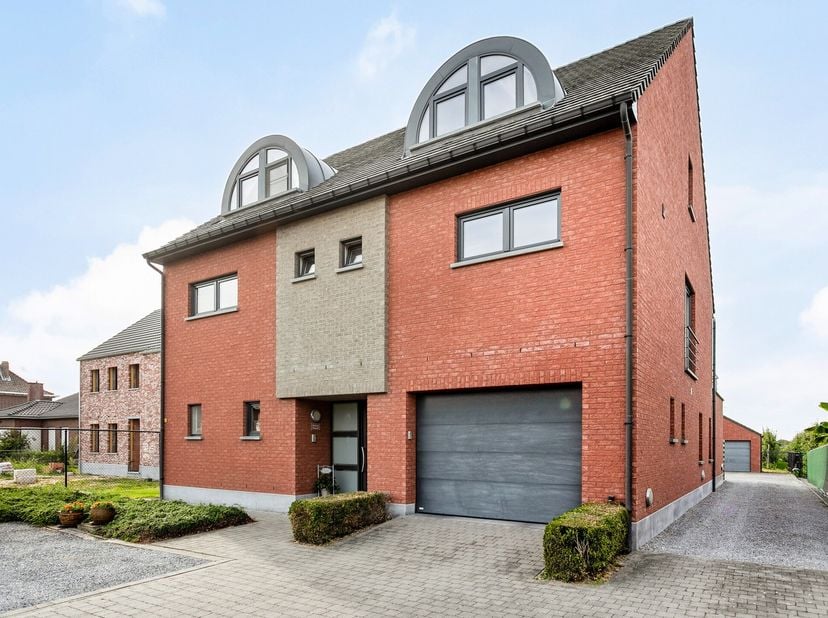 Dit moderne appartement, is gelegen op een steenworp van Brustem centrum en heeft alles wat u zoekt voor een eigentijdse en ontspannen levensstijl.&lt;br