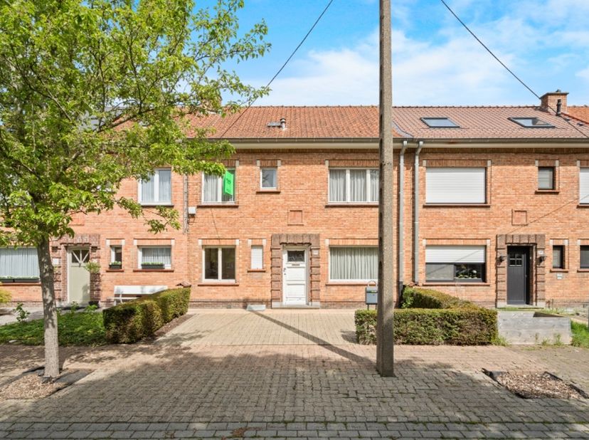 Langs de Happestraat nabij centrum Roeselare vinden we deze te renoveren rijwoning terug.&lt;br /&gt;
Heel rustig gelegen in een kindvriendelijke buurt met