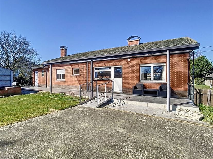 Een ruime open bebouwing met tuin, terras en garage gelegen te Kortenaken, Lindestraat 90 met een perceel oppervlakte van 13a 60ca. &lt;br /&gt;
Deze woning