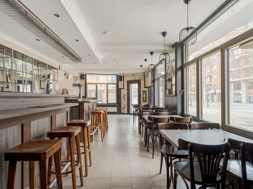 Dit handelspand heeft een zeer centrale ligging in het centrum van Hasselt. In dit pand bevond zich het bekende café &quot;The Royal&quot;.  Wil u nieuw leven i