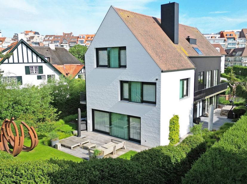Contemporary villa, top locatie hartje Zoute op wandelafstand van de Kustlaan en de Zeedijk.&lt;br /&gt;
Indeling: Inkom met vestiaire en gastentoilet. Leef