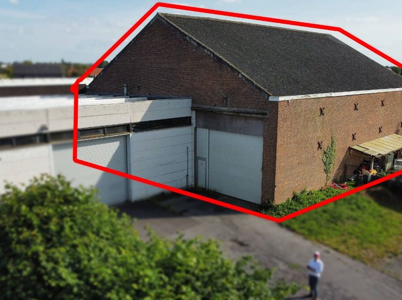 Ontdek deze veelzijdige loods van 480 m², inclusief een verdieping van 160 m². Uitgerust met een stevige polierbetonvloer en een grote sectionale poor